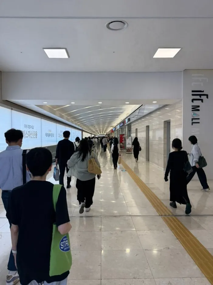 Vertical photo of the entrance to Hyeonseonine Premium IFC Mall Branch