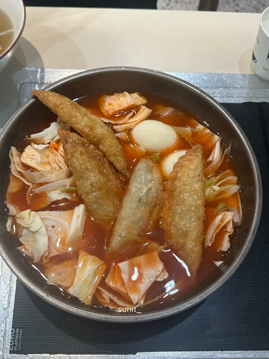 떡과 어묵, 계란, 당면이 담긴 즉석떡볶이 한 판