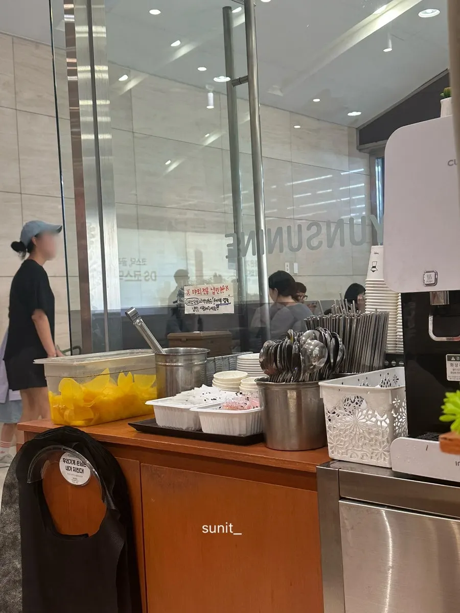 즉석떡볶이 떡과 당면을 집어 올린 모습