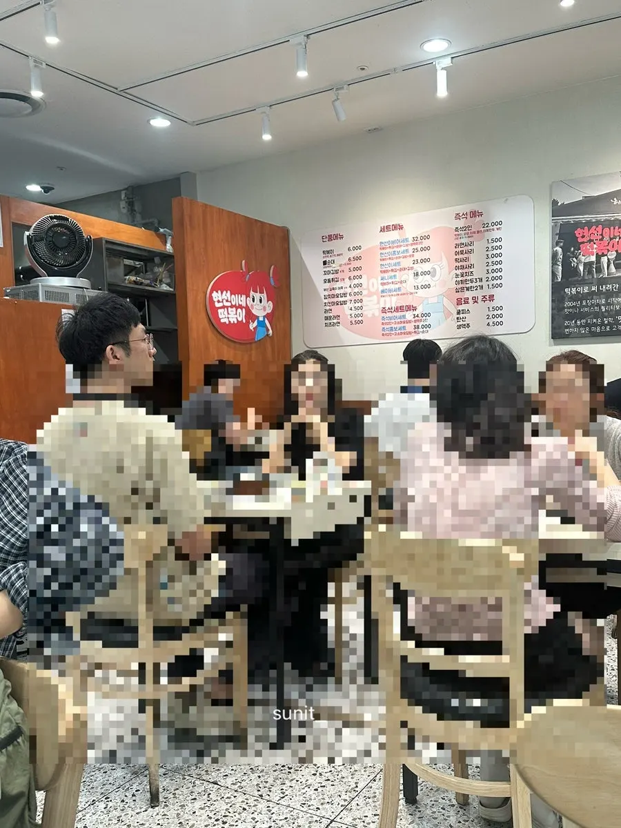 현선이네 프리미엄 매장 좌석과 손님들