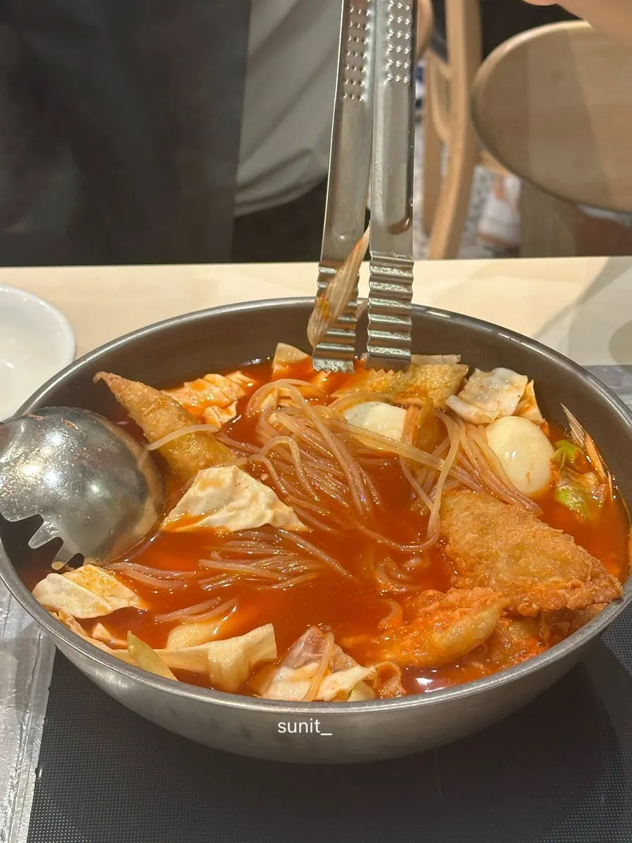 먹다 남은 즉석떡볶이 국물과 그릇