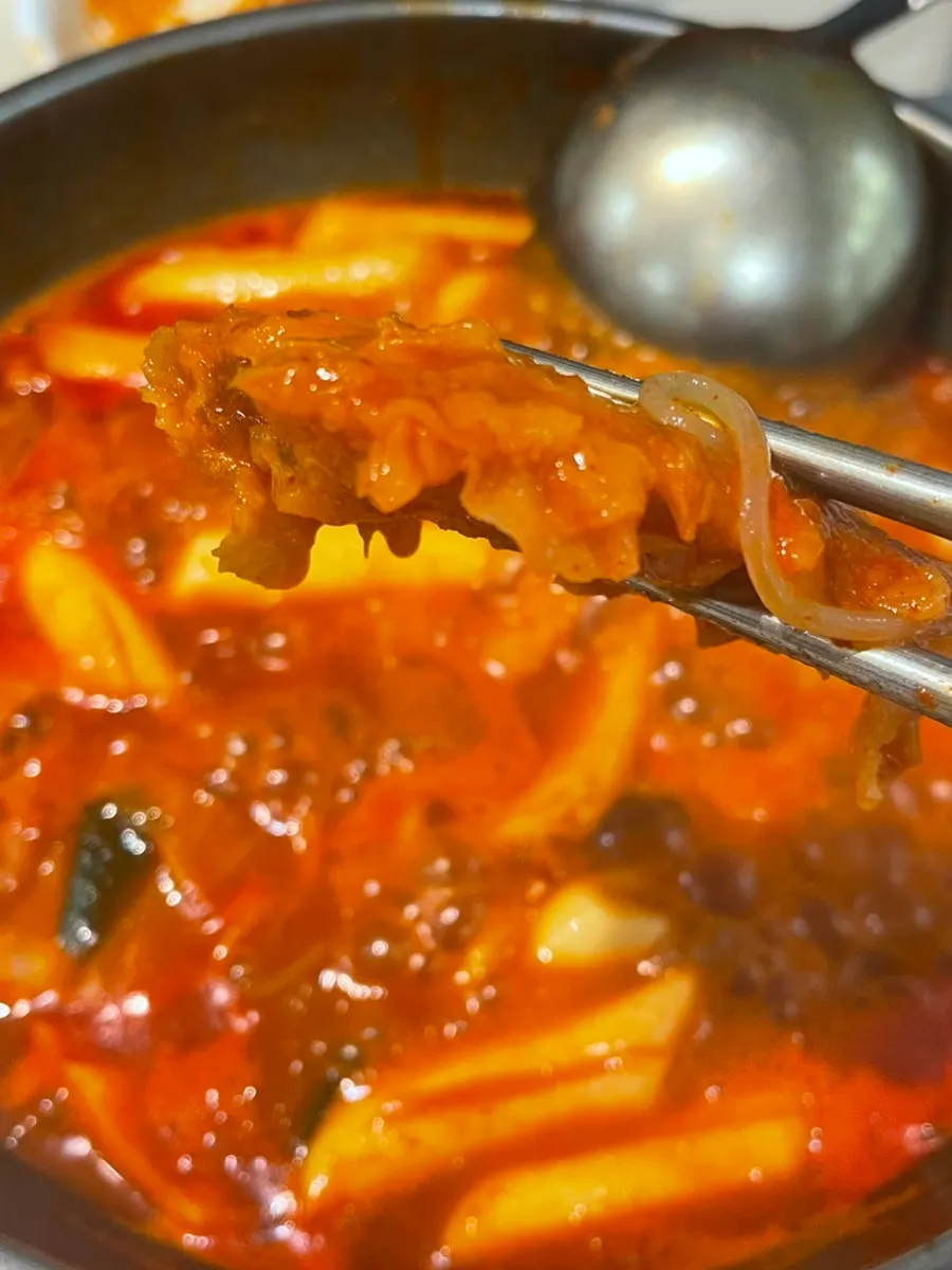 Instant tteokbokki cooking on an induction hob
