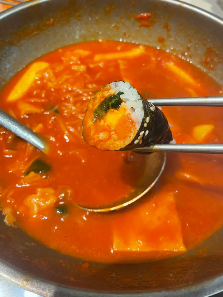 Instant tteokbokki cooking on an induction hob
