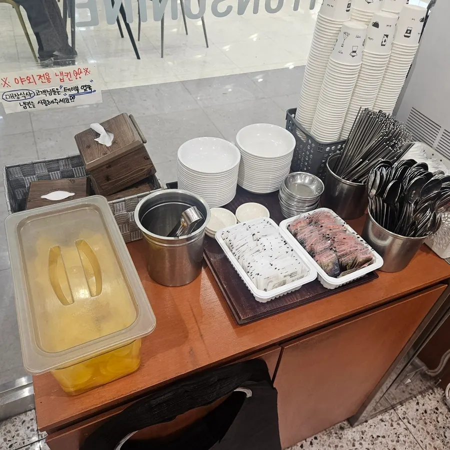 Open kitchen preparing tteokbokki
