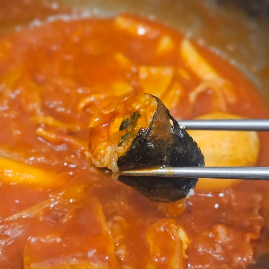 Crisp fried snacks with tteokbokki