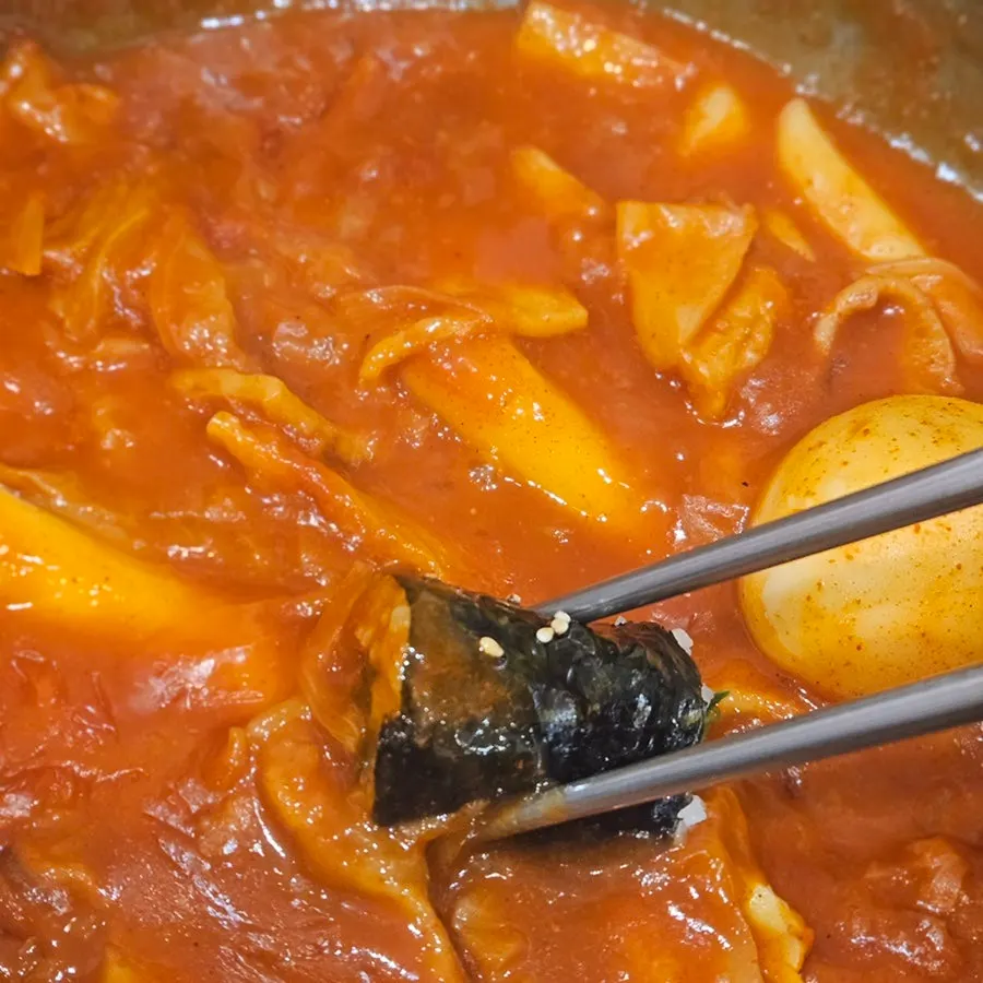 Made-to-order tteokbokki enjoyed at IFC Mall