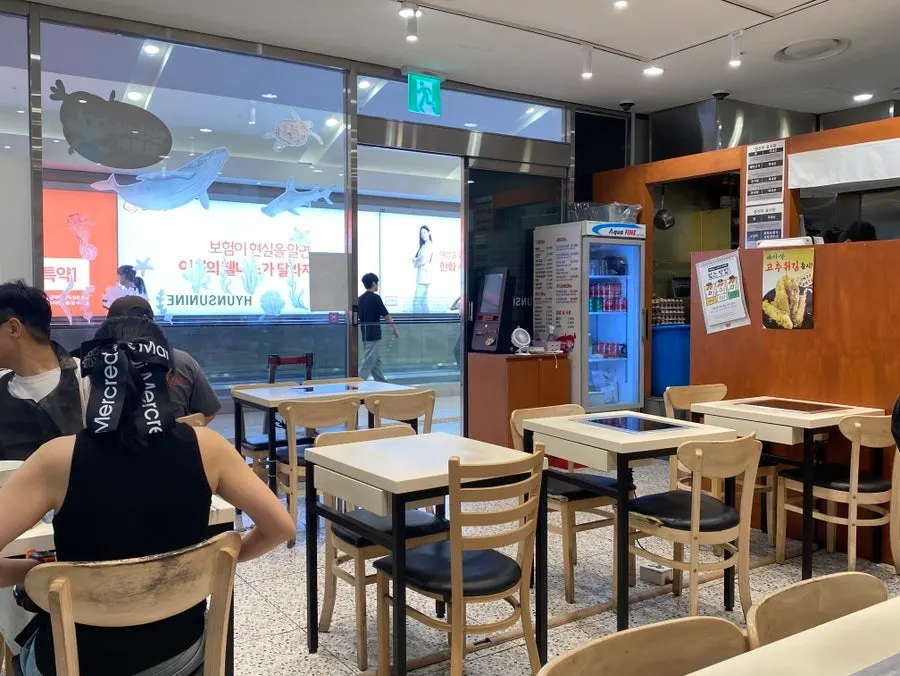 Interior of Hyeonseonine Premium with 2-seat and 4-seat tables