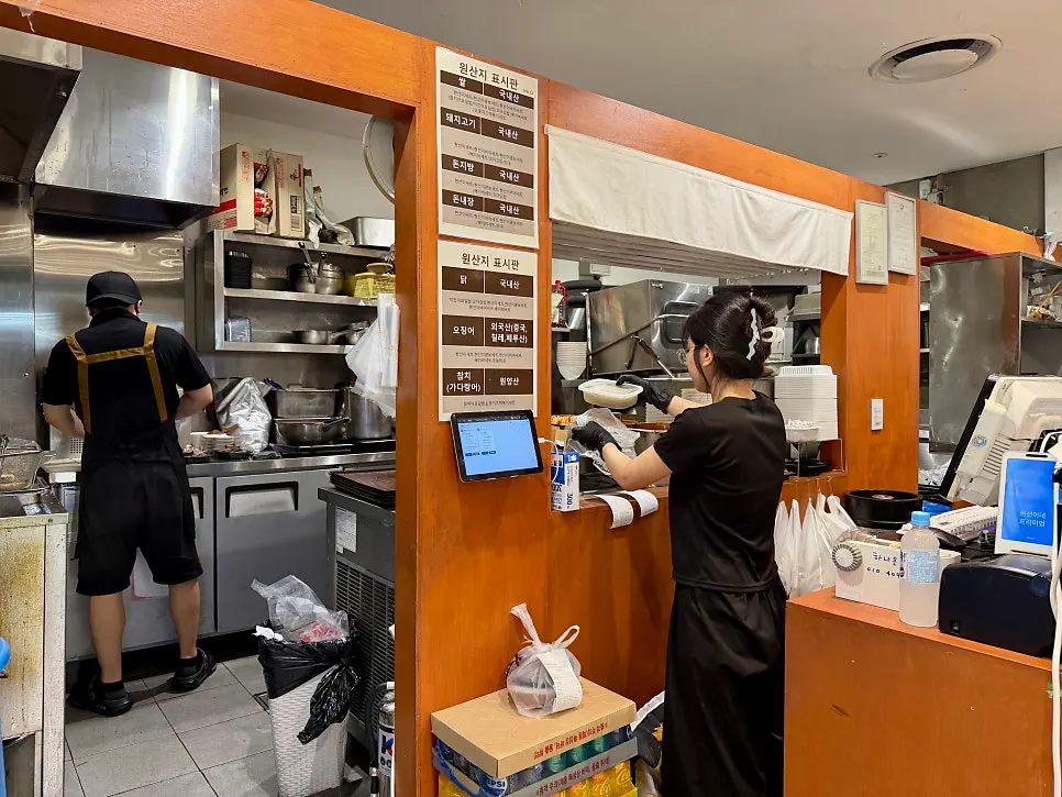 Self-service table setting for a tteokbokki meal