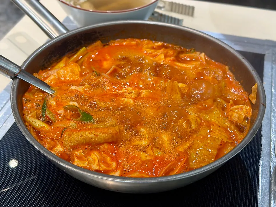 Fish cake skewer and boiling instant tteokbokki