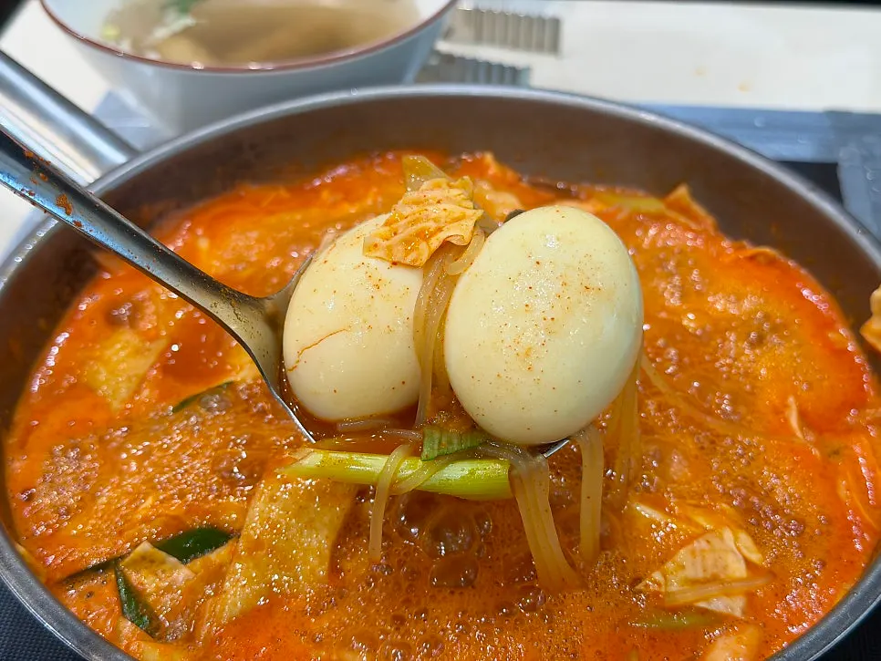 Pot of instant tteokbokki reducing