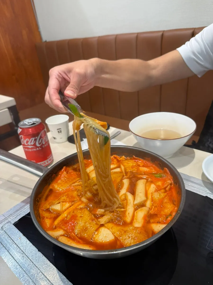 咕嘟咕嘟煮着的贤善伊家即食年糕锅