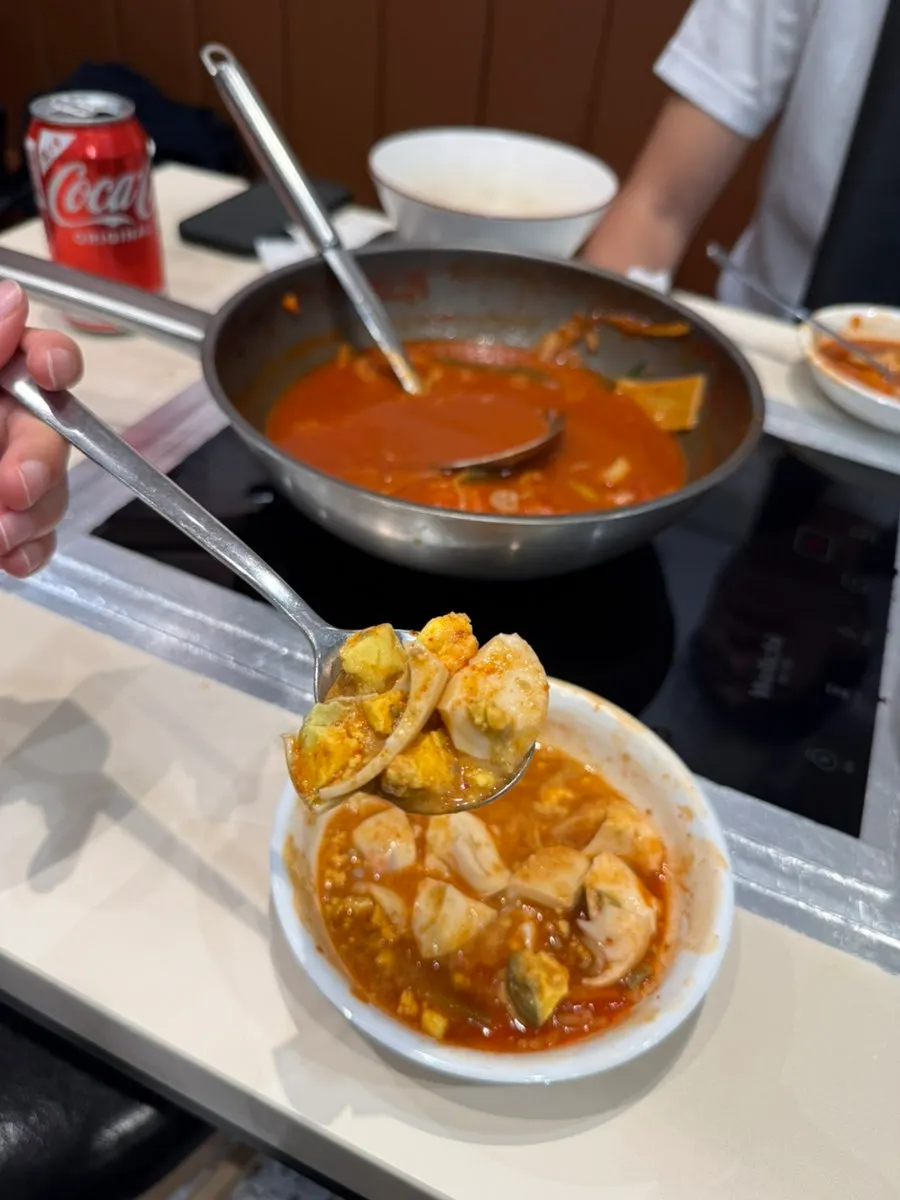 放入年糕与卷心菜的即食辣炒年糕