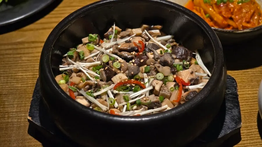메인으로 나온 솥밥과 육회 비빔밥
