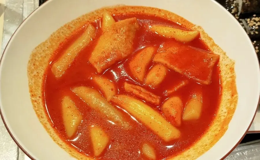 Regular-spice tteokbokki coated in red sauce