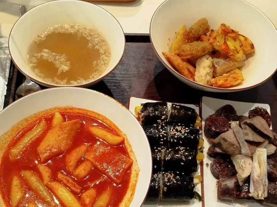 Tteokbokki picked up with chopsticks