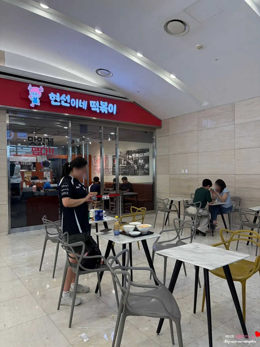 손님이 앉아 있는 현선이네 프리미엄 테이블 공간