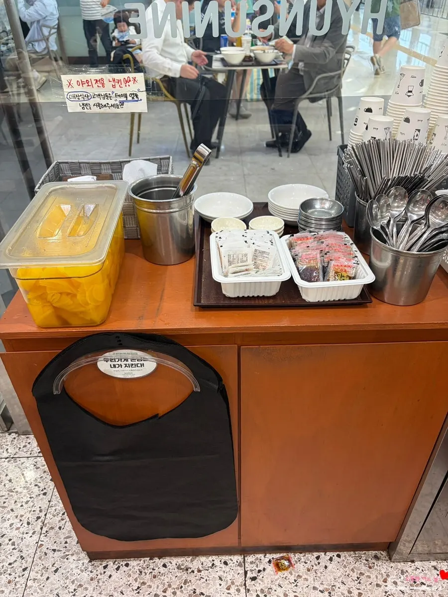 앞치마와 단무지가 놓인 현선이네 셀프바