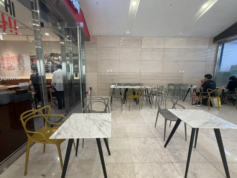 즉석떡볶이를 끓여 먹는 매장 안쪽 좌석