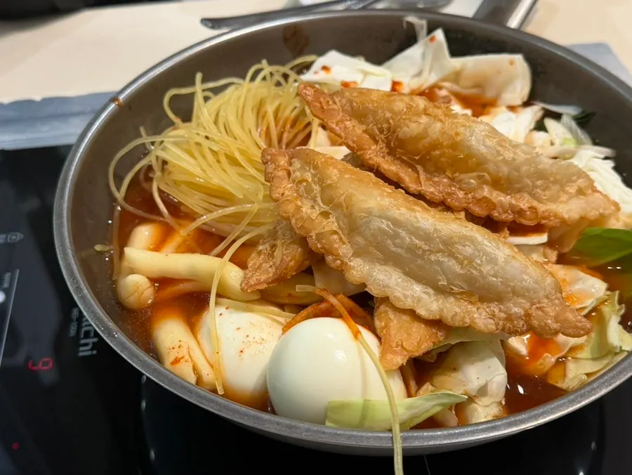 매장 옆 야외처럼 꾸며진 공용 테이블 공간