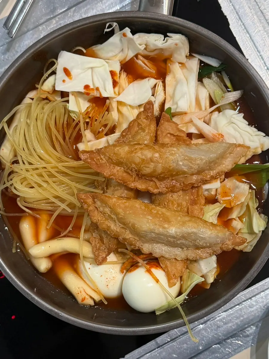 조리 전 상태로 나온 즉석떡볶이 2인분과 어묵국