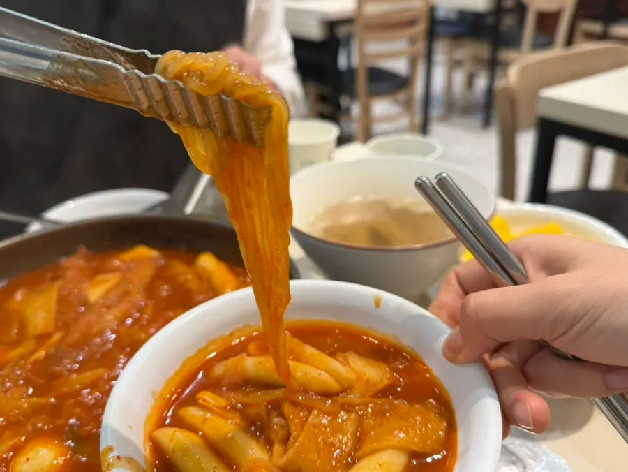 보통맛 즉석떡볶이 떡과 쫄면 클로즈업