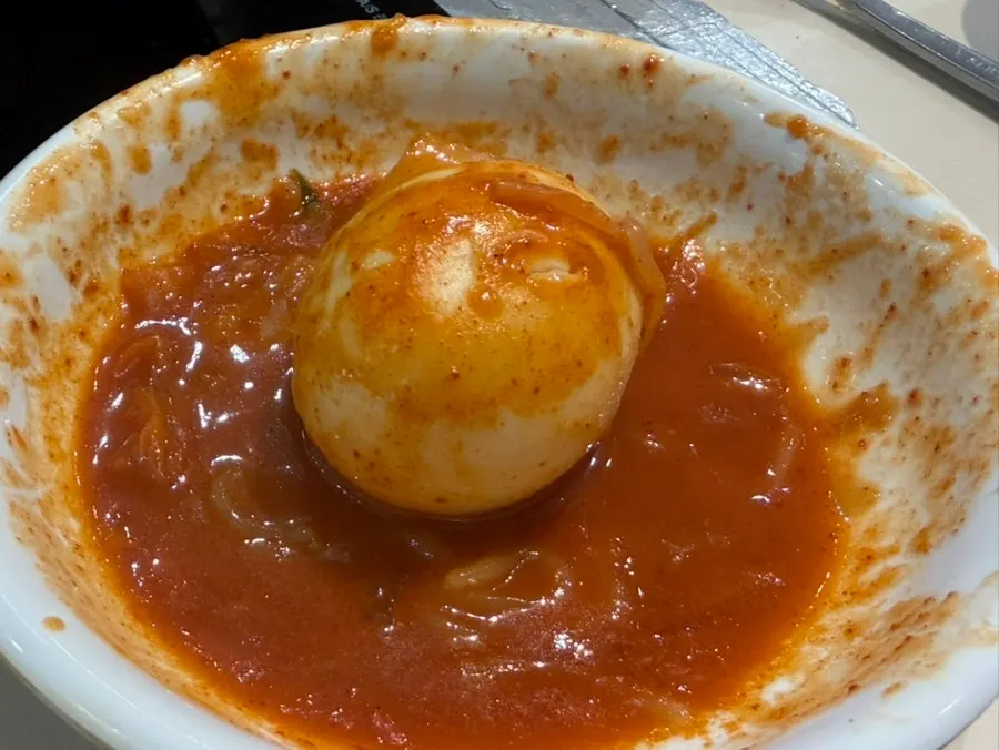 계란과 쫄면을 덜어 담은 즉석떡볶이 한 접시