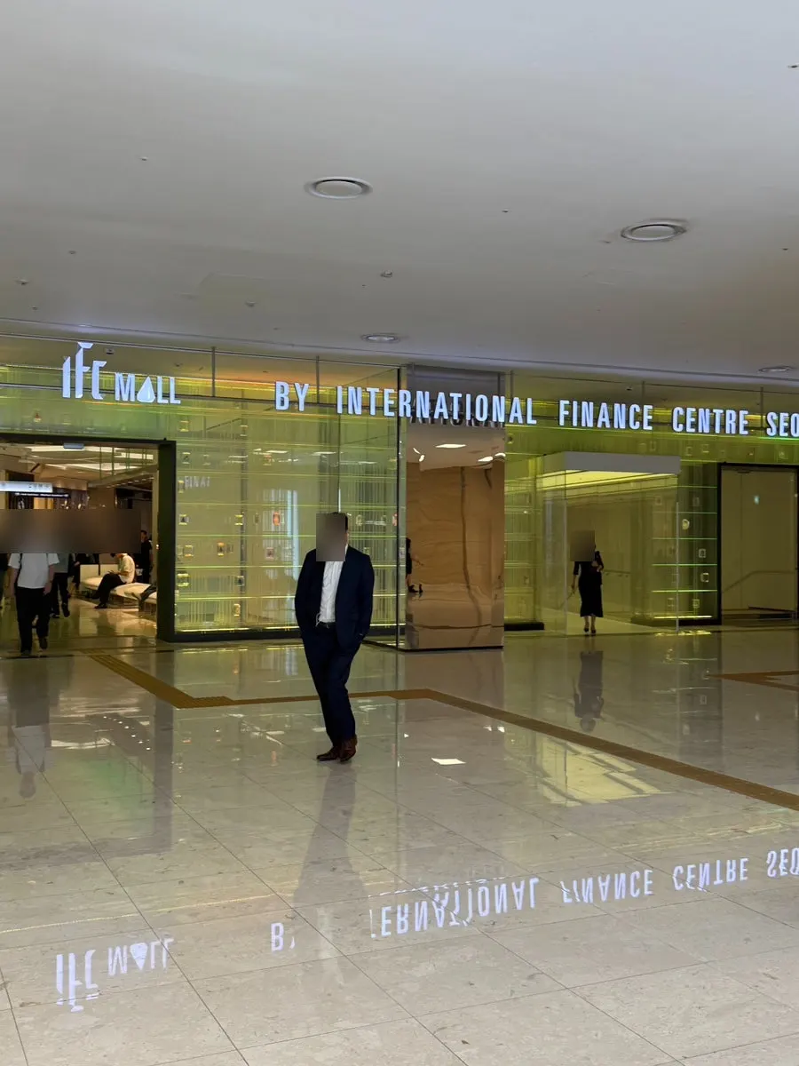 View of the path to Hyeonseonine from the basement level 2 corridor of IFC Mall