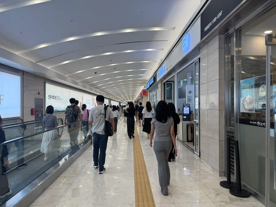 Hyeonseonine Premium location next to the GS25 convenience store
