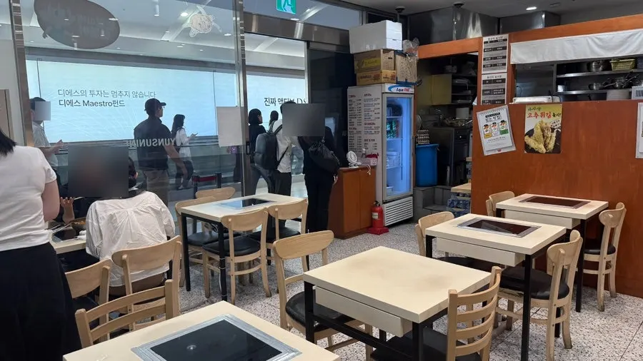 Interior of Hyeonseonine Premium with closely packed tables