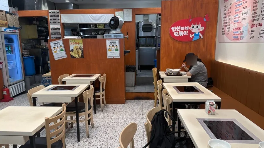 Seating and table arrangement at Hyeonseonine's IFC Mall branch
