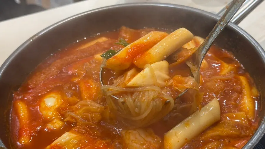 Pot of instant tteokbokki at a rolling boil