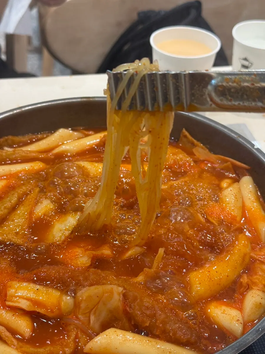 Jjolmyeon and cabbage added into the instant tteokbokki