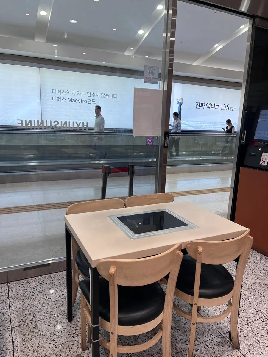 IFC몰 지하 통로에서 본 현선이네 매장 전경