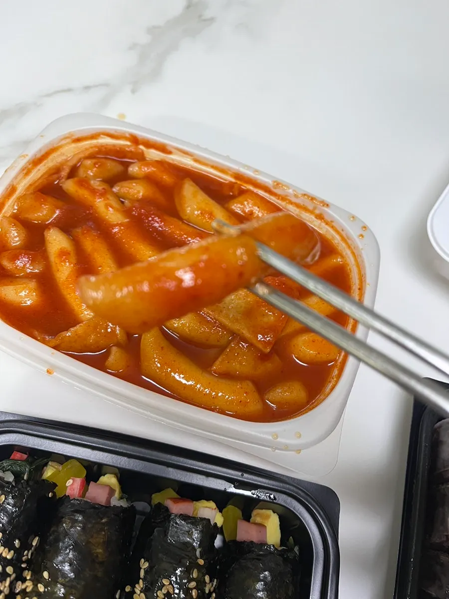 붉은 양념의 매운 떡볶이 포장 용기