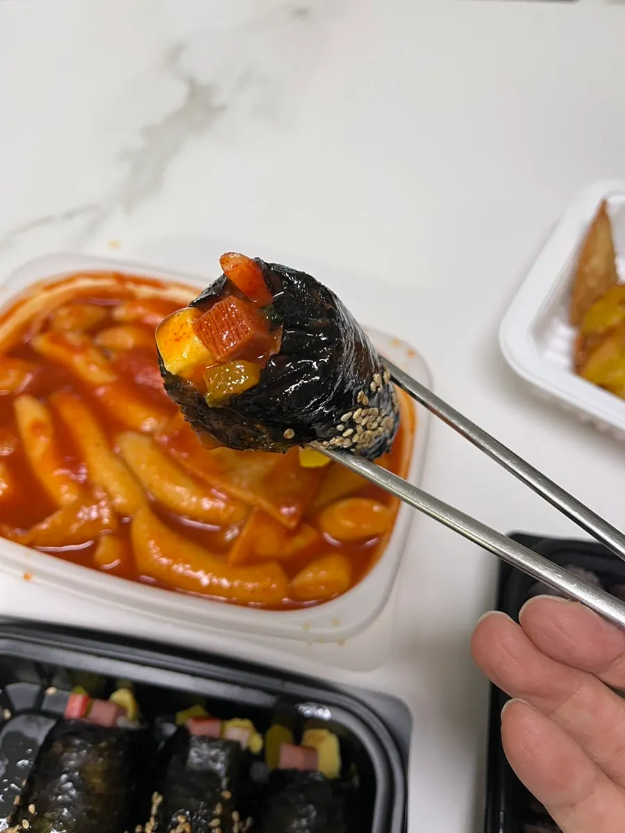 떡볶이와 함께 놓인 꼬마김밥
