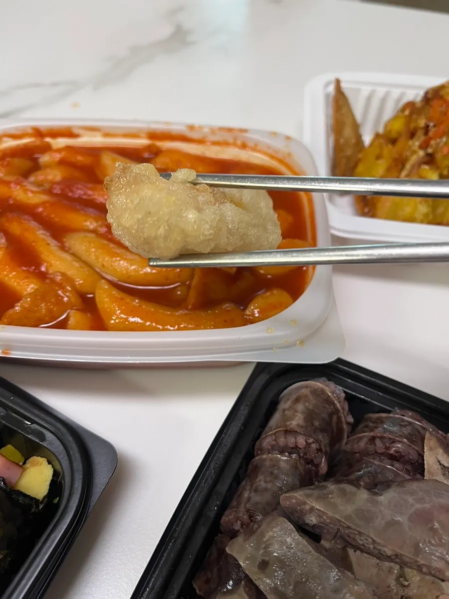 떡볶이 소스를 찍은 꼬마김밥