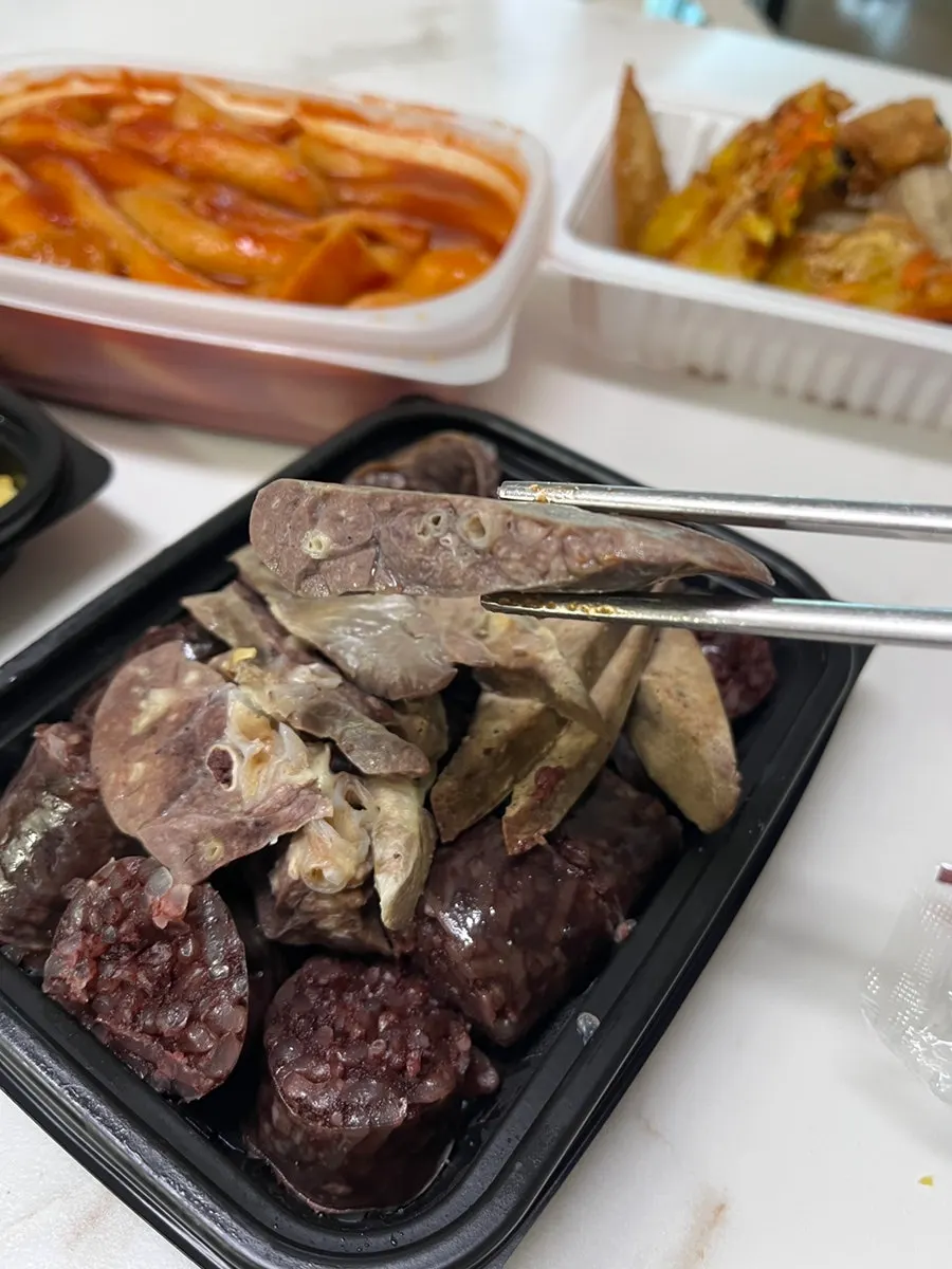 떡볶이 국물에 찍은 바삭한 튀김