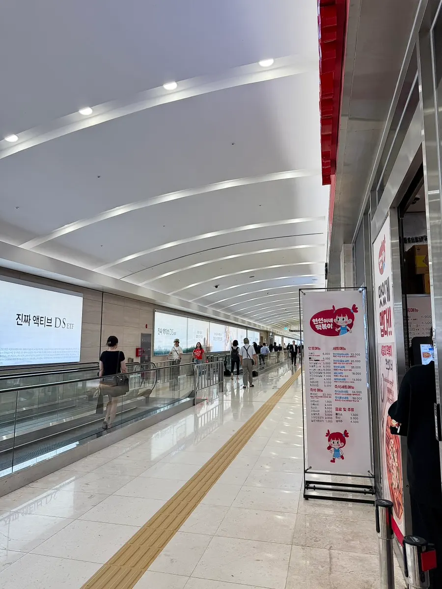 Scenery of the indoor stroller outing course at Yeouido IFC Mall