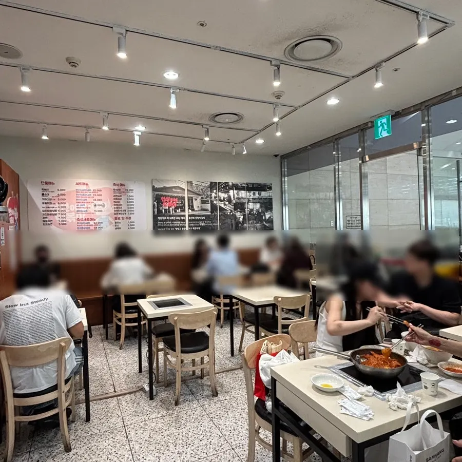 Indoor seating at Hyeonseonine Premium IFC Mall Branch