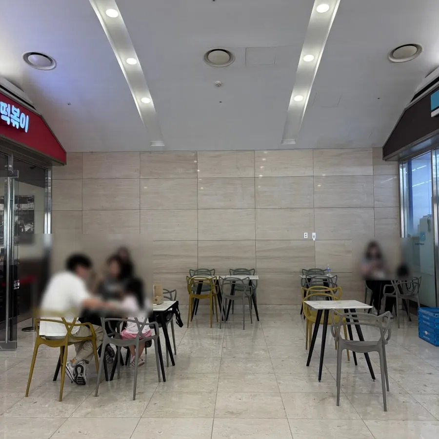 Outdoor seating for Hyeonseonine within IFC Mall