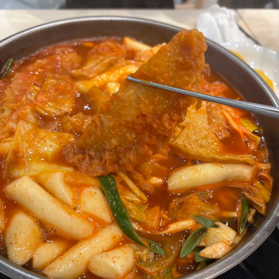 Rice cakes and fish cake soaked in sauce