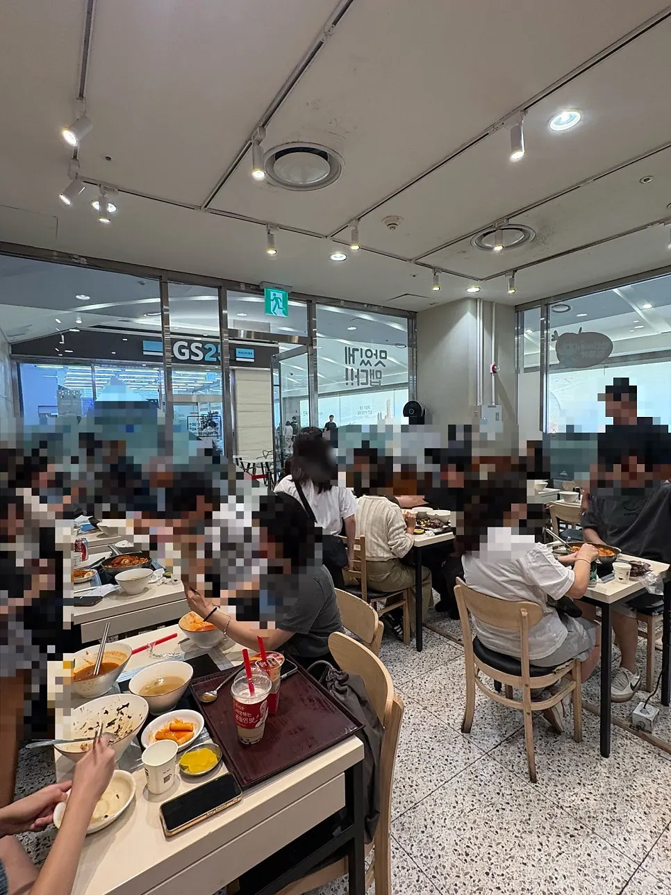 Nearly full interior of Hyeonseonine Tteokbokki at dinnertime
