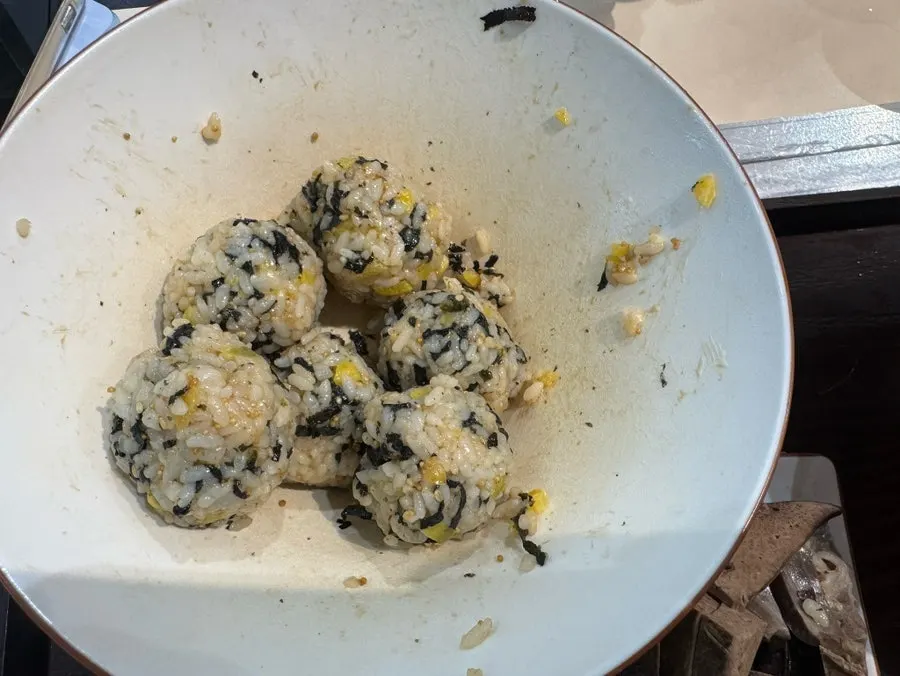 Rice balls piled high with seaweed flakes