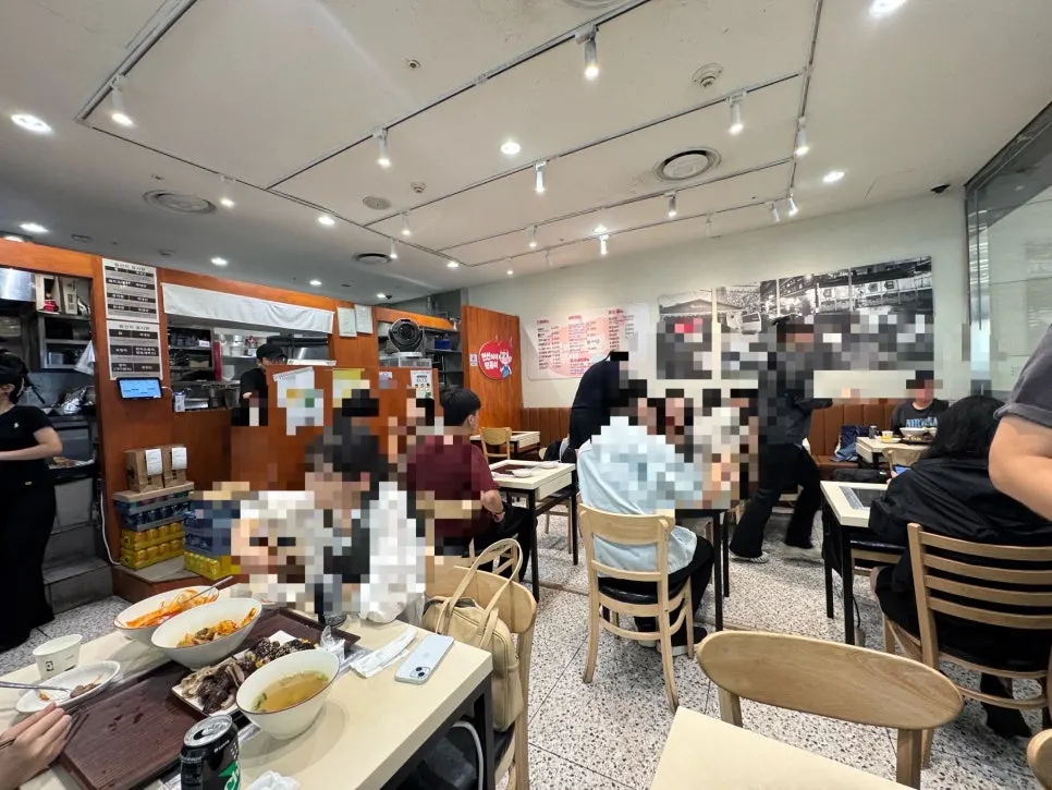 2인석과 4인석이 배치된 매장 내부 좌석