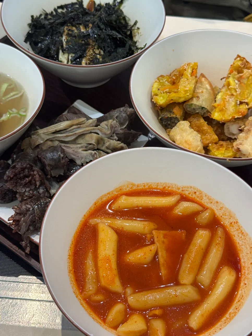 떡볶이 튀김 순대 주먹밥이 차려진 현선이세트 한 상
