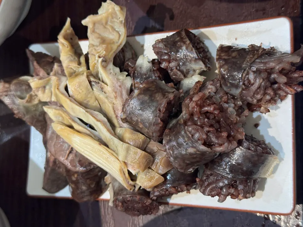 간과 오소리감투가 섞여 나온 순대 접시
