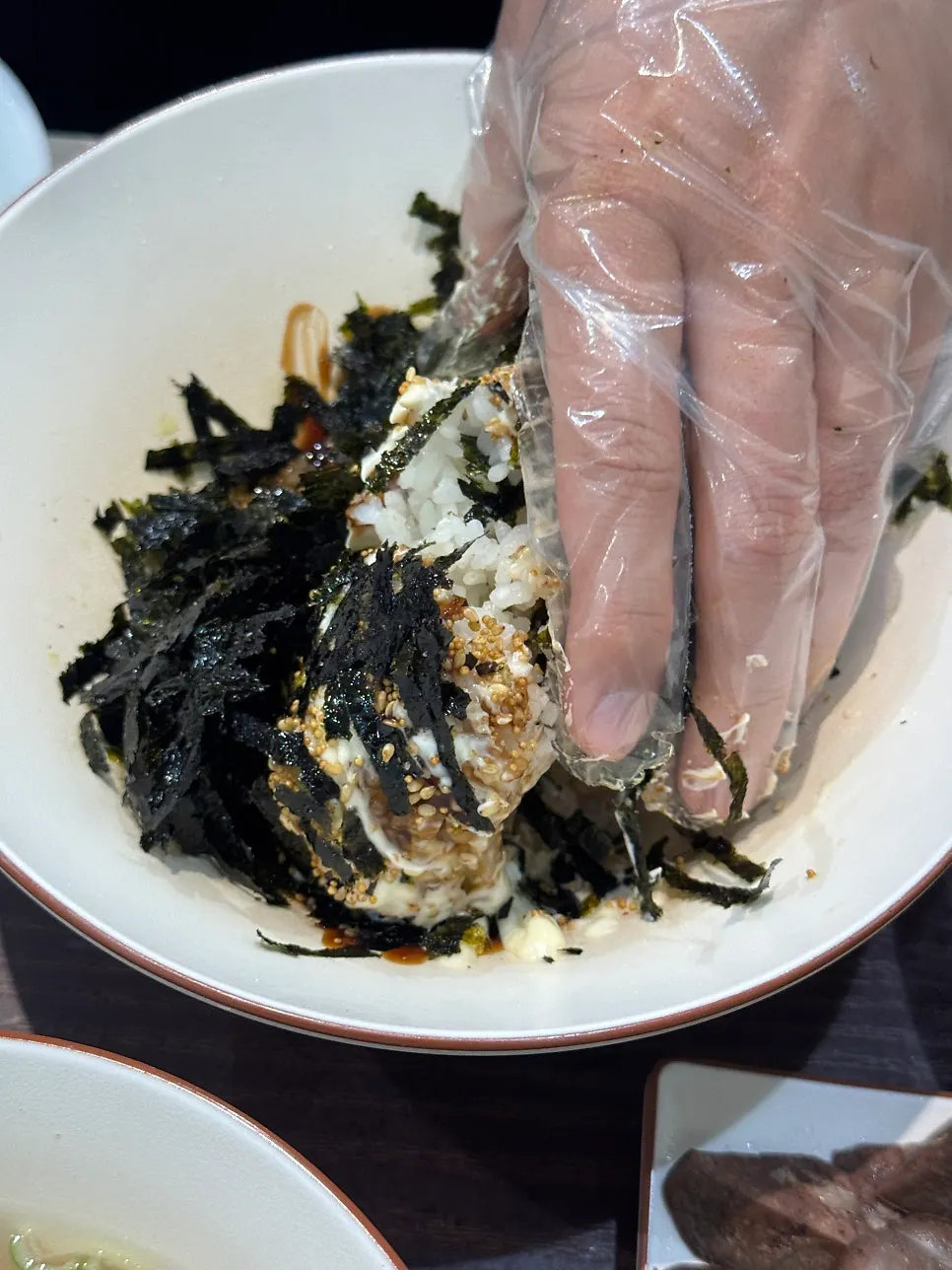 마요소스와 김, 깨가 뿌려진 주먹밥