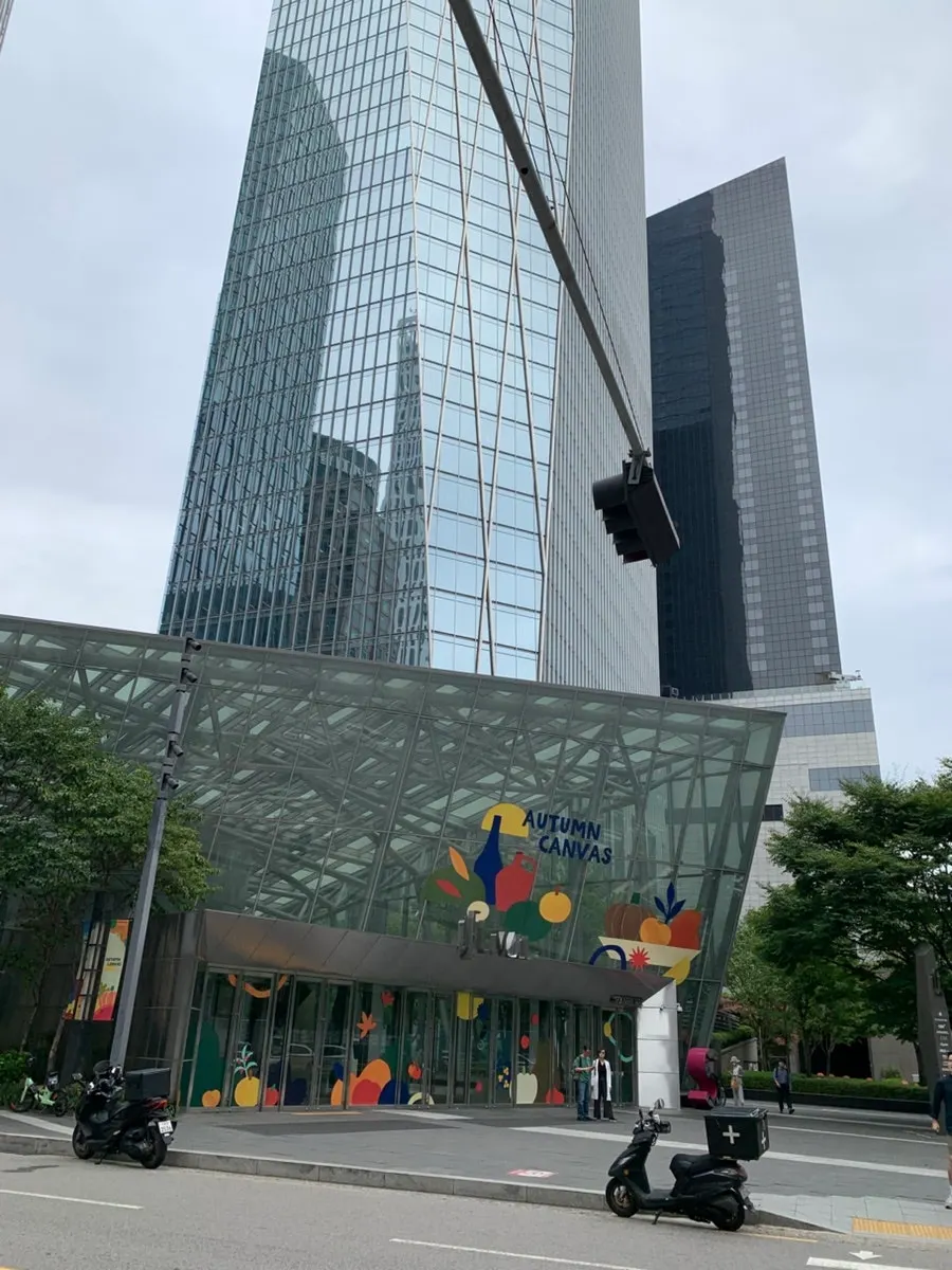 Yeouido street scene on the weekend of the marathon