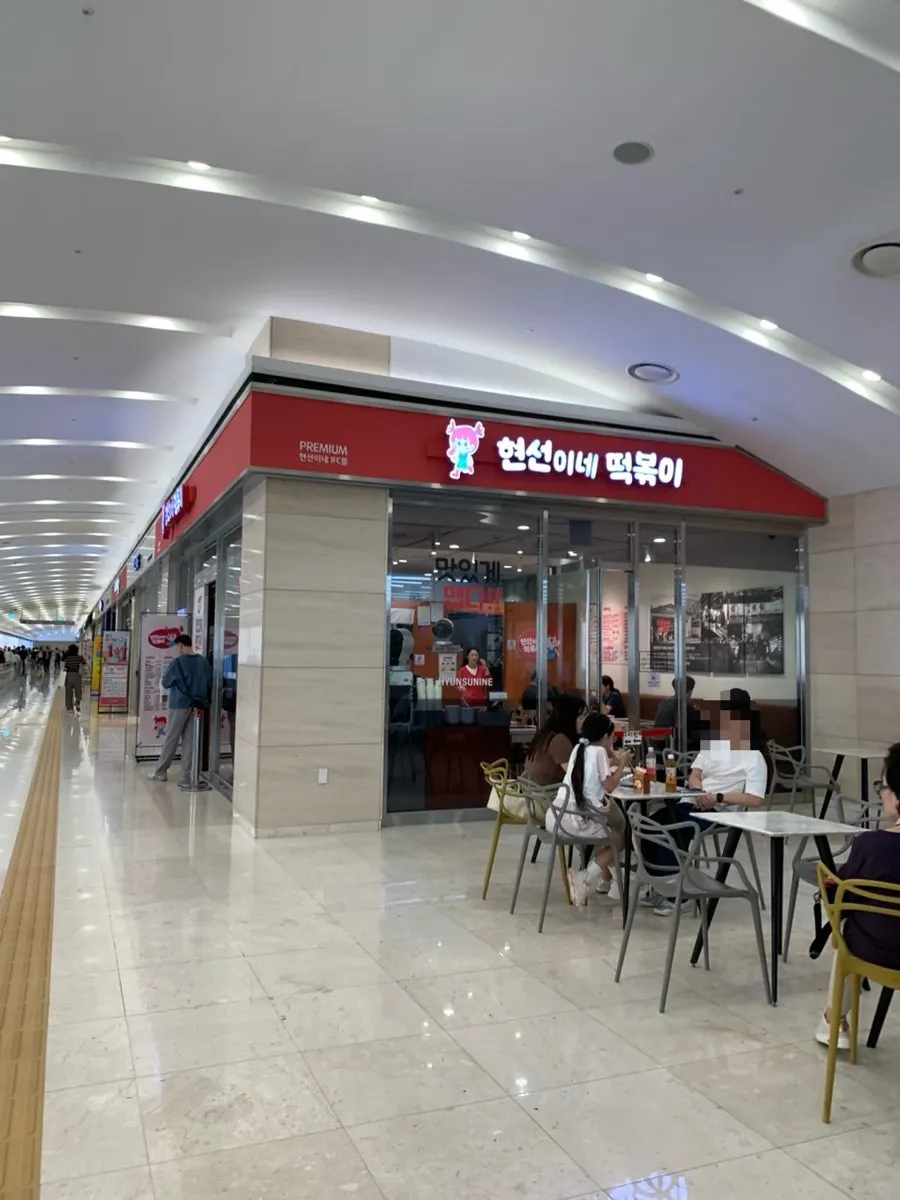 Corridor toward the subway on basement level 2 of IFC Mall