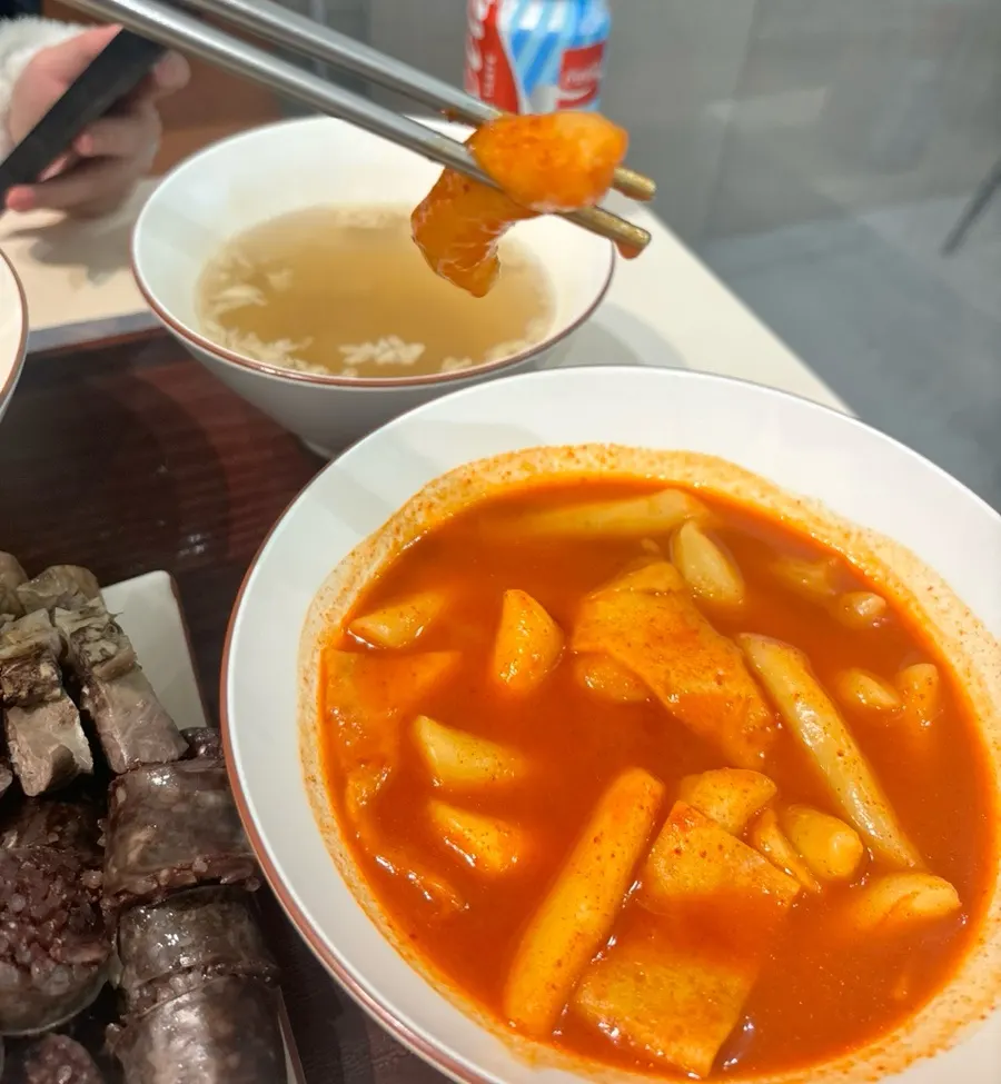 Medium-spice tteokbokki with rice cakes and fish cake